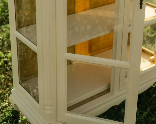 Vitrină din lemn masiv – eleganță vizibilă, colecția Chic